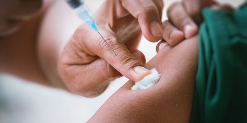 vacina-no-braco-1218-1400×800